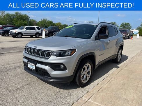 Used 2024 Jeep Compass Latitude AWD/4WD image 2
