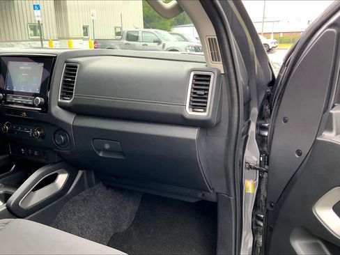 Used 2022 Nissan Frontier SV w/ Technology Package RWD image 18