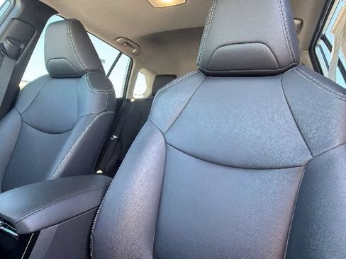 Used 2023 Toyota Corolla Cross XLE w/ Convenience Package FWD image 11
