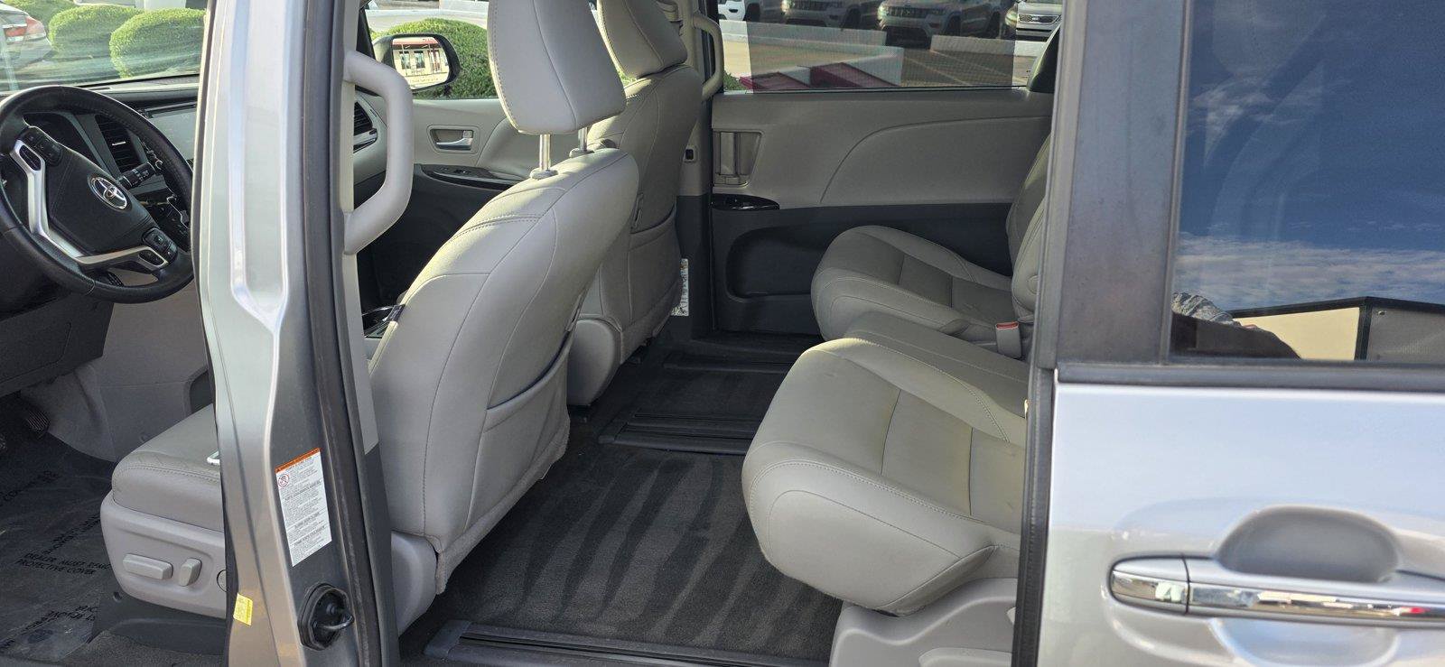 Used 2018 Toyota Sienna XLE FWD image 13