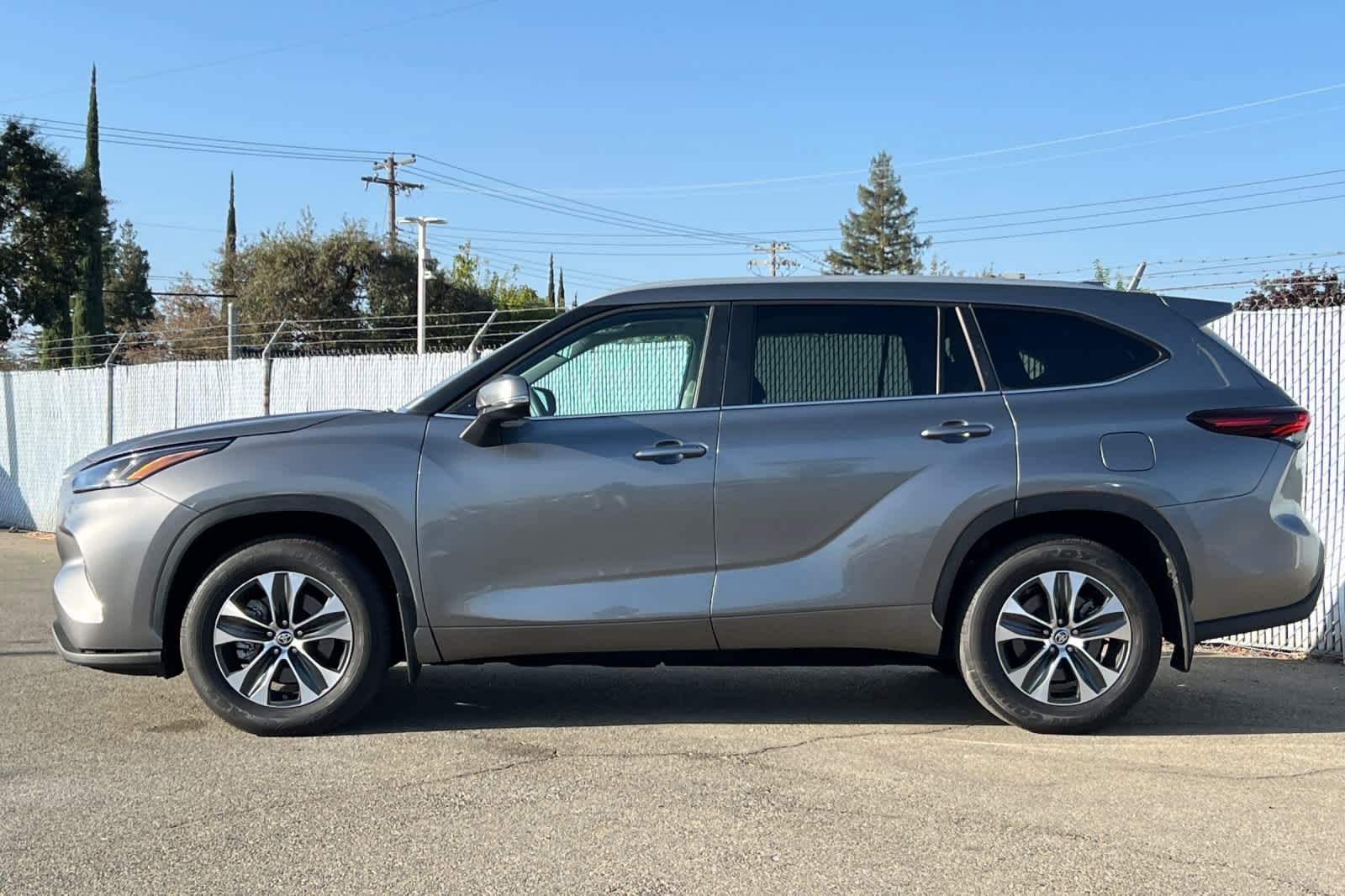 Used 2025 Toyota Highlander XLE AWD/4WD image 2