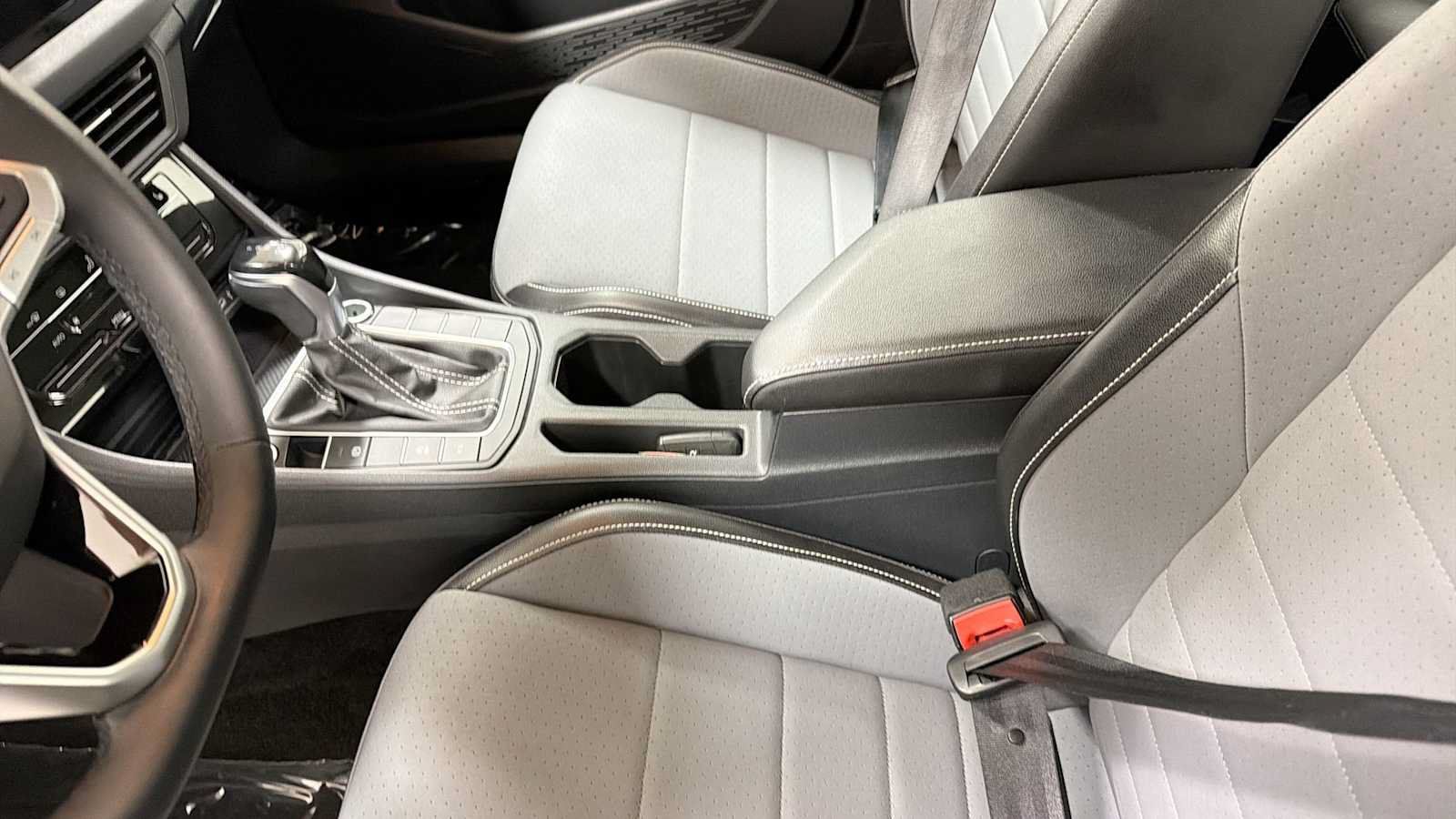 Used 2025 Volkswagen Jetta SE FWD image 22