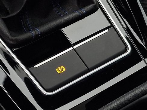 Used 2024 Volkswagen Golf R image 27