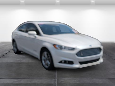Used 2016 Ford Fusion SE FWD image 2
