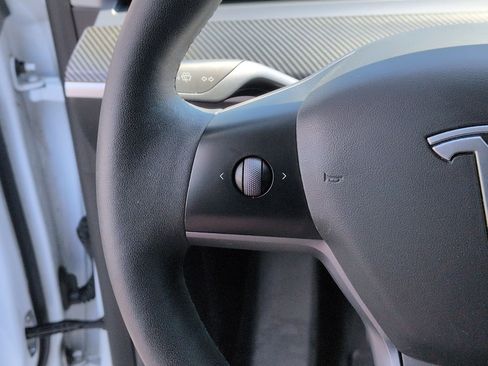 Used 2023 Tesla Model Y AWD image 18