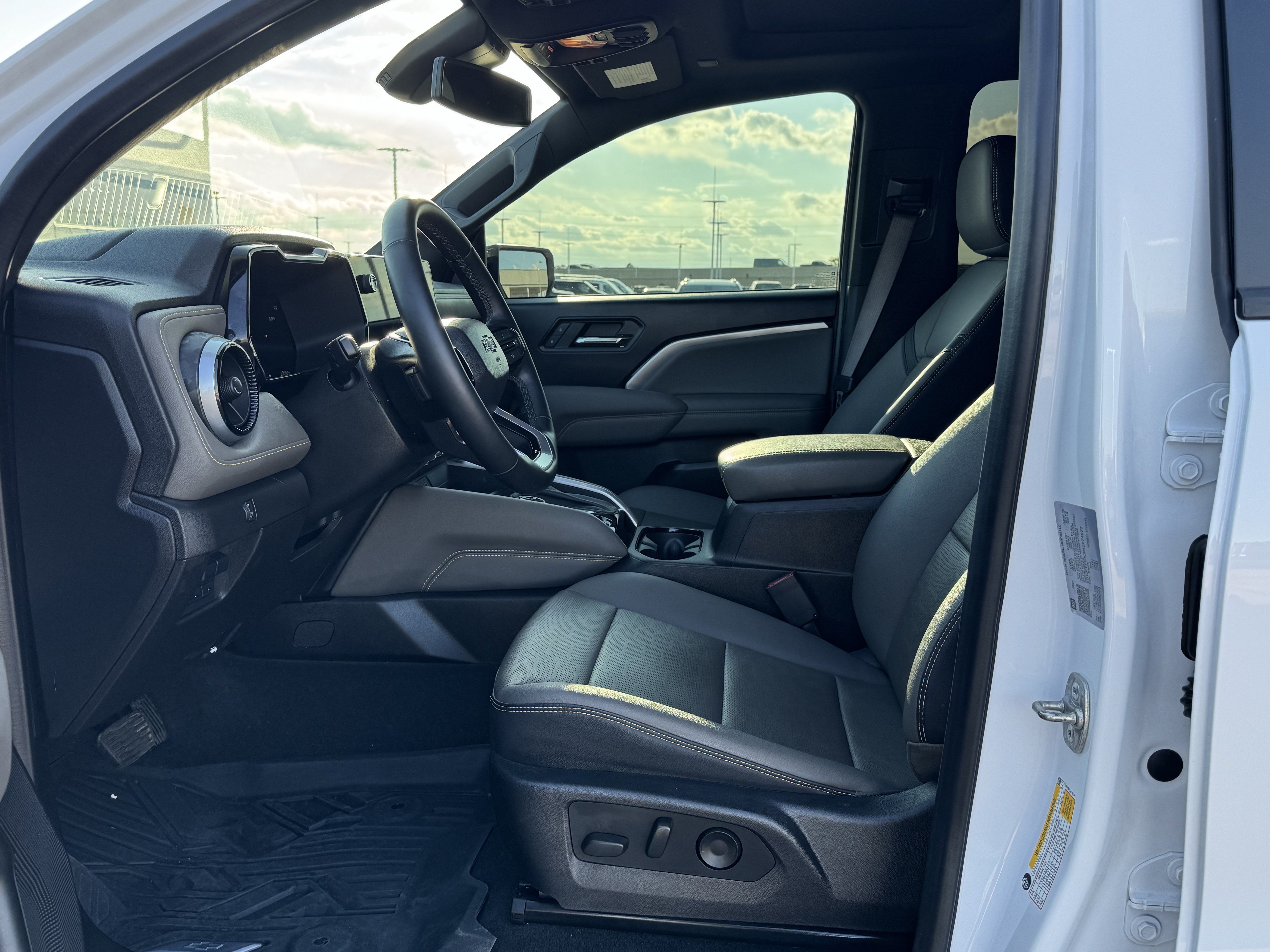 Used 2024 Chevrolet Colorado ZR2 w/ ZR2 Convenience Package III AWD/4WD image 16
