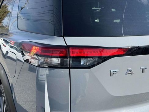 Used 2022 Nissan Pathfinder Platinum image 11