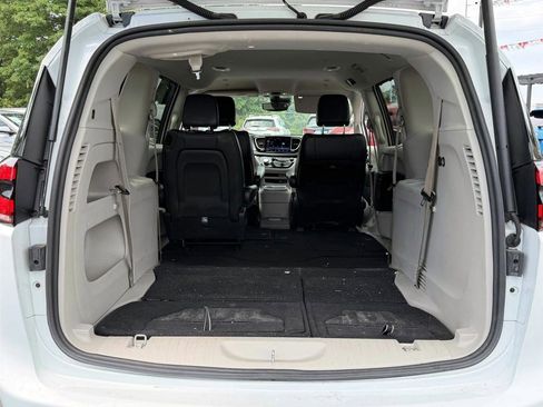 Used 2022 Chrysler Pacifica Touring-L FWD image 8
