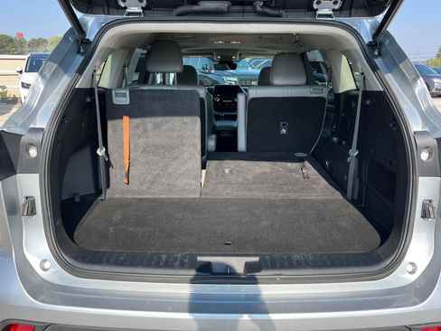 Used 2023 Toyota Highlander XLE FWD image 18