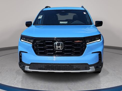 Used 2025 Honda Pilot TrailSport image 2