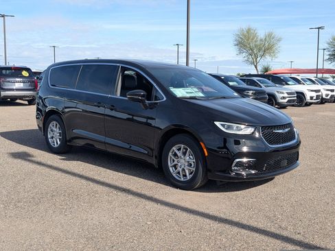 New 2026 Chrysler Pacifica Select image 5