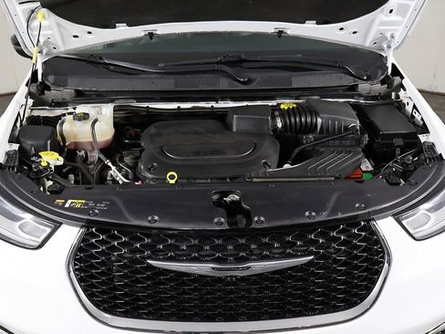 Used 2024 Chrysler Pacifica Touring-L FWD image 22