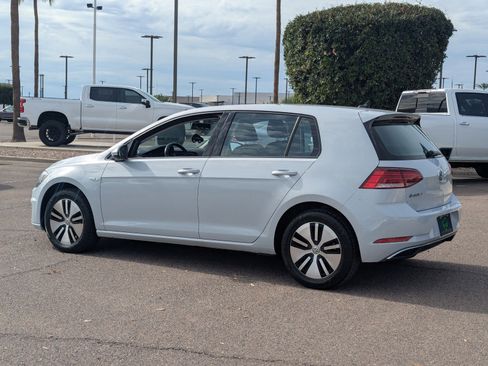Used 2017 Volkswagen e-Golf SE image 4