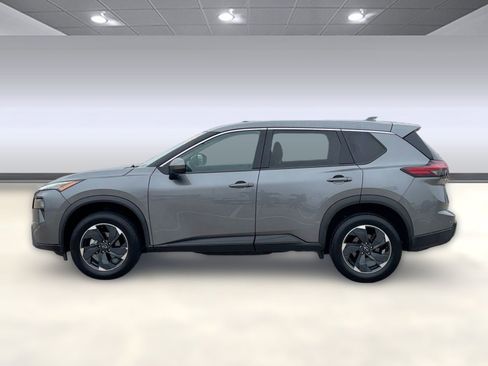 Used 2024 Nissan Rogue SV image 2