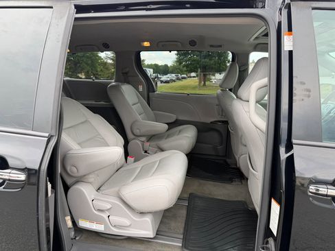 Used 2018 Toyota Sienna XLE w/ XLE Navigation Package AWD/4WD image 13