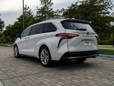 Used 2024 Toyota Sienna Platinum FWD image 6