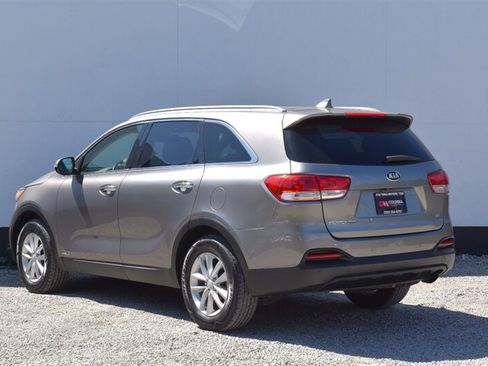 Used 2016 Kia Sorento AWD w/ LX Convenience Package image 2