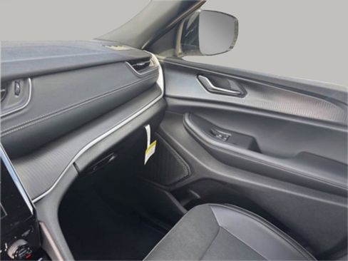 New 2025 Jeep Grand Cherokee L Altitude image 12