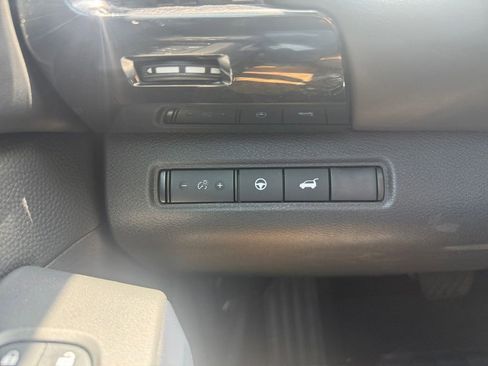 Used 2025 Nissan Pathfinder SV FWD image 22