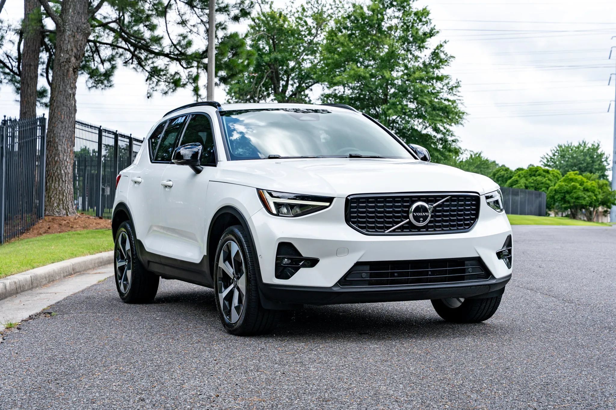 Used 2024 Volvo XC40 B5 Plus AWD/4WD image 3