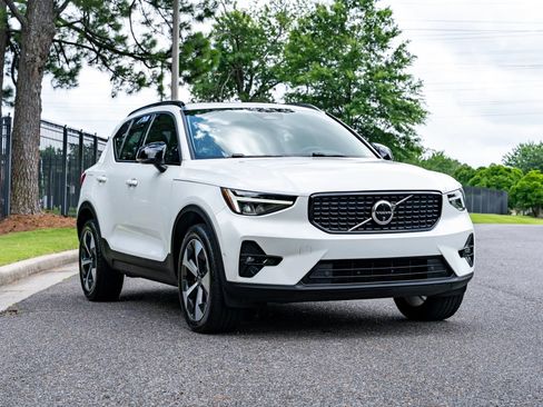 Used 2024 Volvo XC40 B5 Plus AWD/4WD image 3