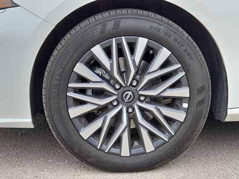 Used 2025 Nissan Altima 2.5 SV FWD image 12