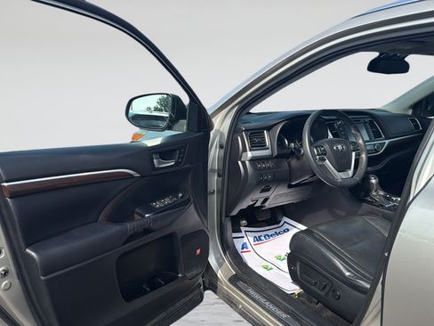 Used 2016 Toyota Highlander Limited Platinum w/ Four Season Floor Mat Package AWD/4WD image 24