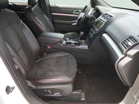 Certified 2018 Ford Explorer XLT w/ Equipment Group 202A AWD/4WD image 20