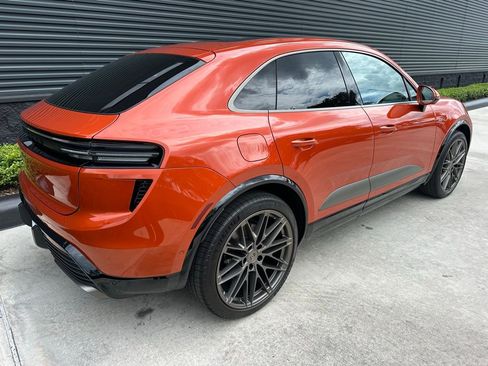 Certified 2025 Porsche Macan Turbo Electric AWD/4WD image 9