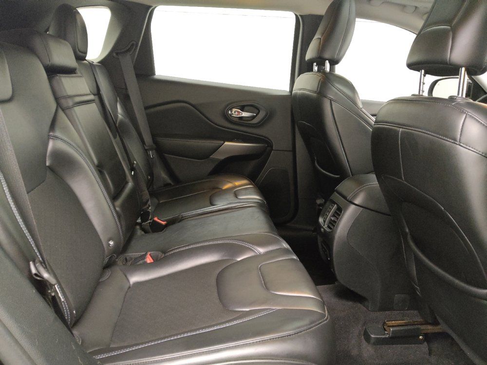 Used 2019 Jeep Cherokee Latitude Plus w/ Comfort/Convenience Group FWD image 19