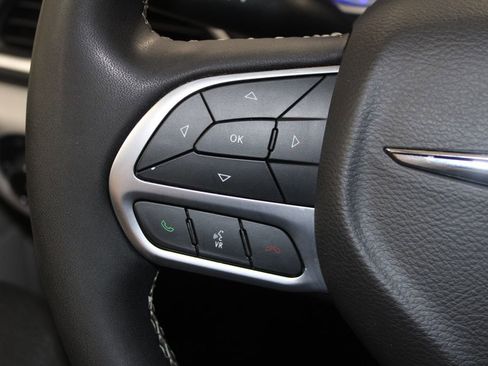 Used 2024 Chrysler Pacifica Touring-L image 35