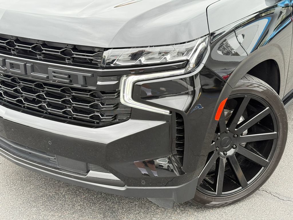 Used 2024 Chevrolet Suburban High Country AWD/4WD image 3