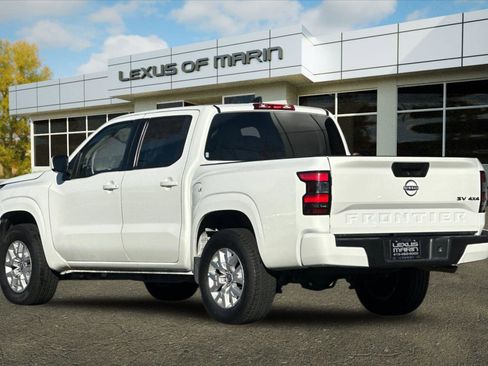 Used 2023 Nissan Frontier SV image 3