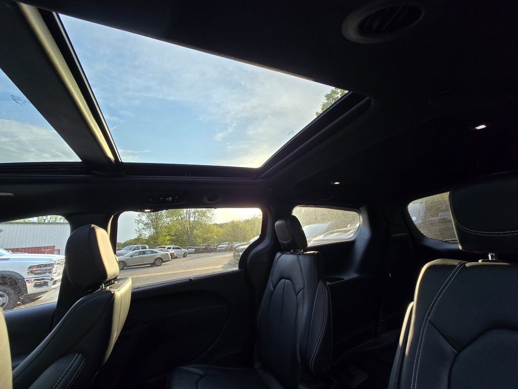 Used 2025 Chrysler Pacifica Select AWD/4WD image 31