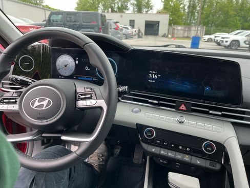 Used 2025 Hyundai Elantra Limited FWD image 21