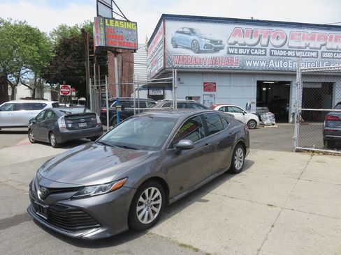Used 2018 Toyota Camry LE FWD image 2