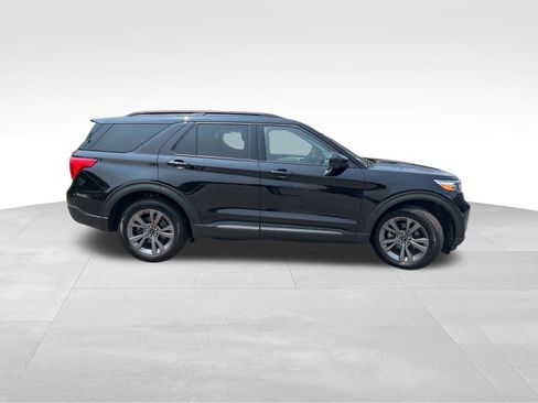 Used 2022 Ford Explorer XLT w/ Equipment Group 202A image 6