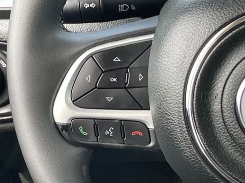 Used 2019 Jeep Renegade Latitude FWD image 11