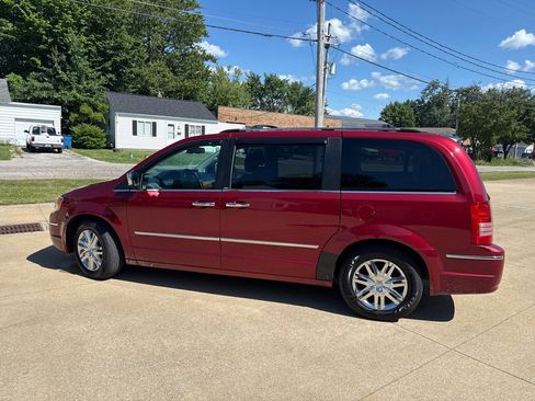 Used 2010 Chrysler Town & Country Limited w/ Entertainment Group #3 FWD image 5