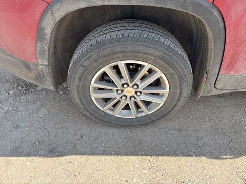 Used 2023 Chevrolet Traverse LT image 9