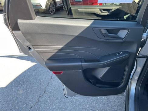 Used 2022 Ford Escape SE w/ SE Sport Appearance Package image 11