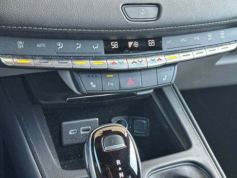 Used 2022 Cadillac XT4 Luxury w/ Cold Weather Package FWD image 27