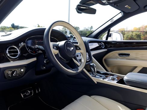 Used 2023 Bentley Bentayga Extended Wheelbase image 39