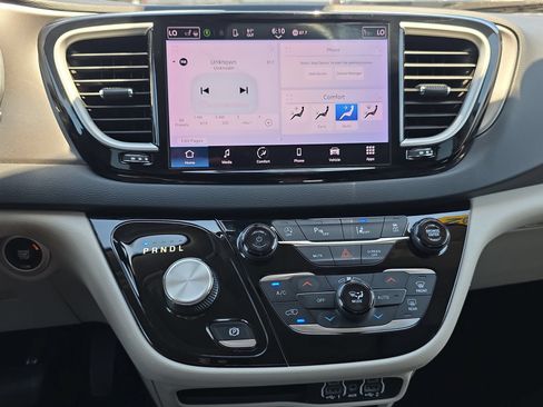 Used 2023 Chrysler Pacifica Touring-L FWD image 23