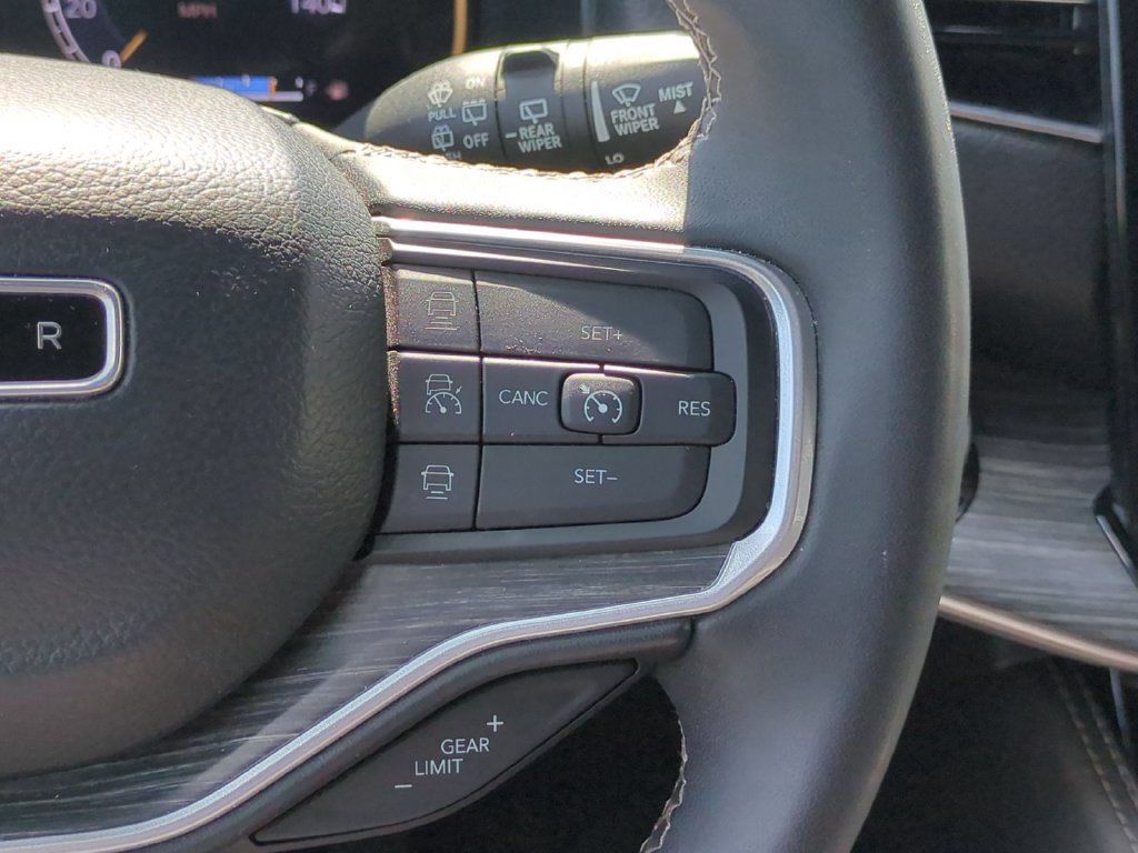 Used 2024 Jeep Wagoneer L Series II w/ Flexible Seating Group AWD/4WD image 19