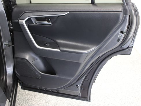 Used 2019 Toyota RAV4 Limited FWD image 37