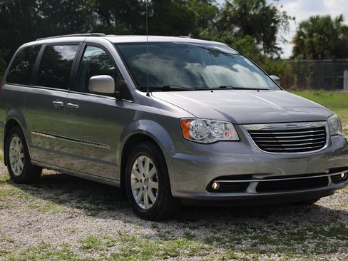 Used 2013 Chrysler Town & Country Touring FWD image 15