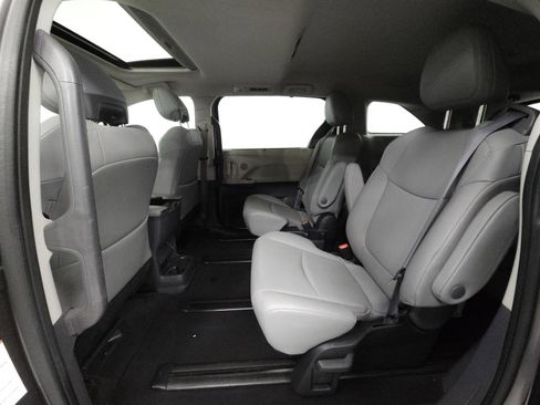 Used 2022 Toyota Sienna XLE AWD/4WD image 5