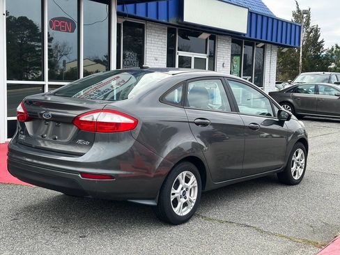 Used 2015 Ford Fiesta SE image 3
