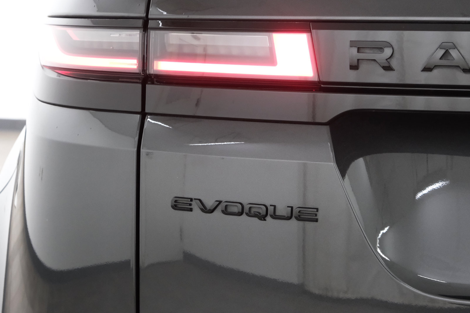 Used 2024 Land Rover Range Rover Evoque Dynamic SE AWD/4WD image 4